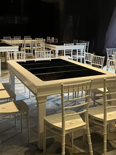 Mesa Blanca con Base